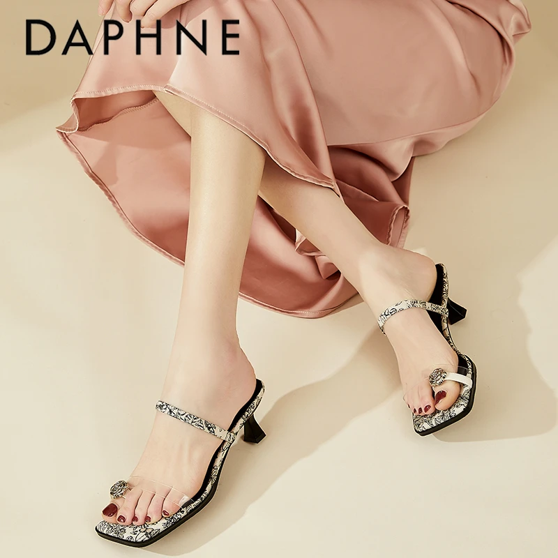 达芙妮外穿细跟露趾一字拖女2025夏季新款凉拖鞋国风气质方头凉鞋