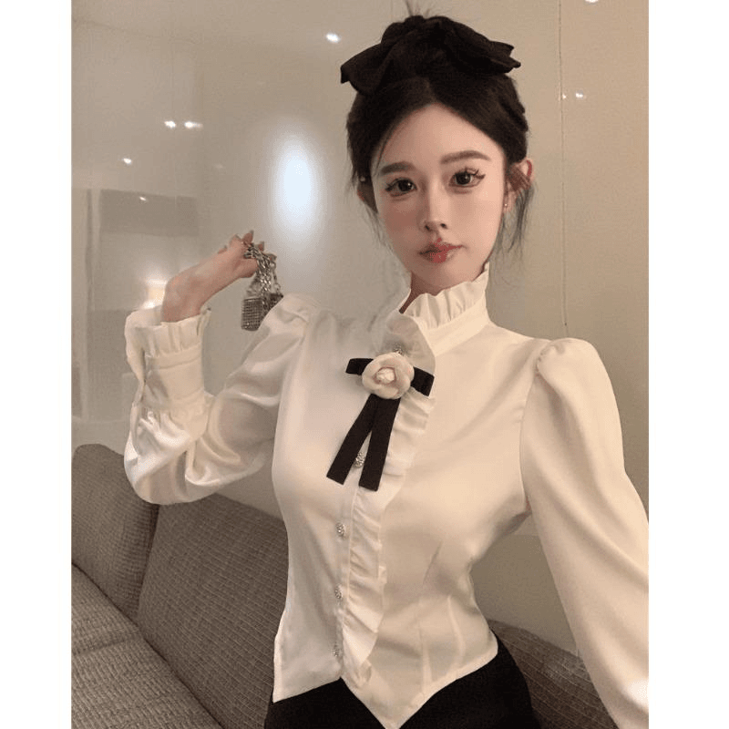 设计感白色木耳边立领衬衫女秋季高级感缎面喇叭袖衬衣带花朵上衣