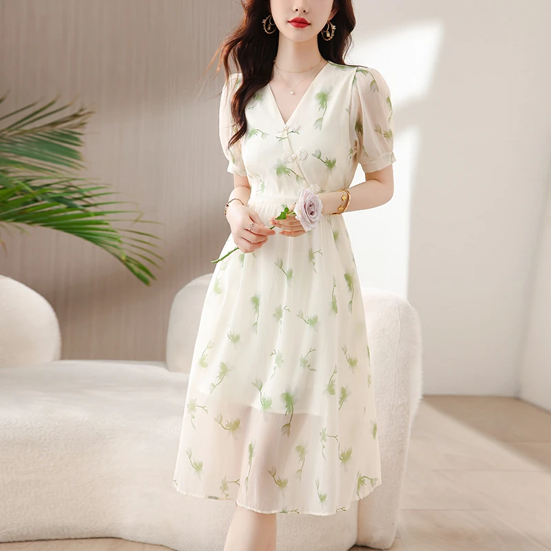绿色碎花连衣裙2024新款夏季法式复古V领盘扣气质显瘦雪纺裙子女