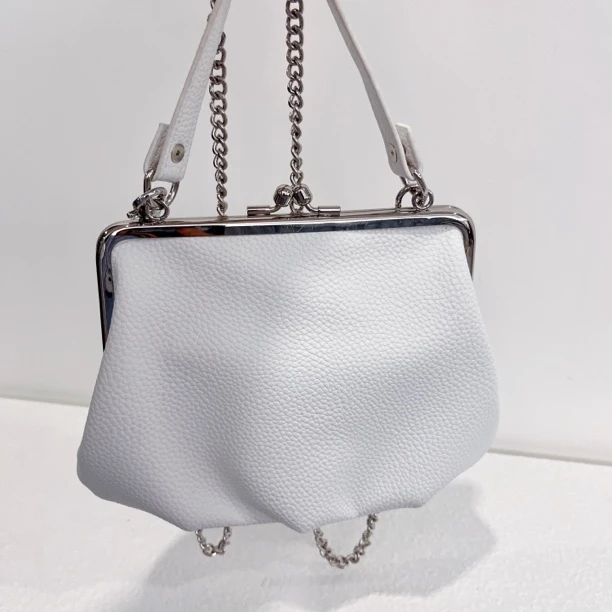 白色荔枝纹饺子包•可斜挎