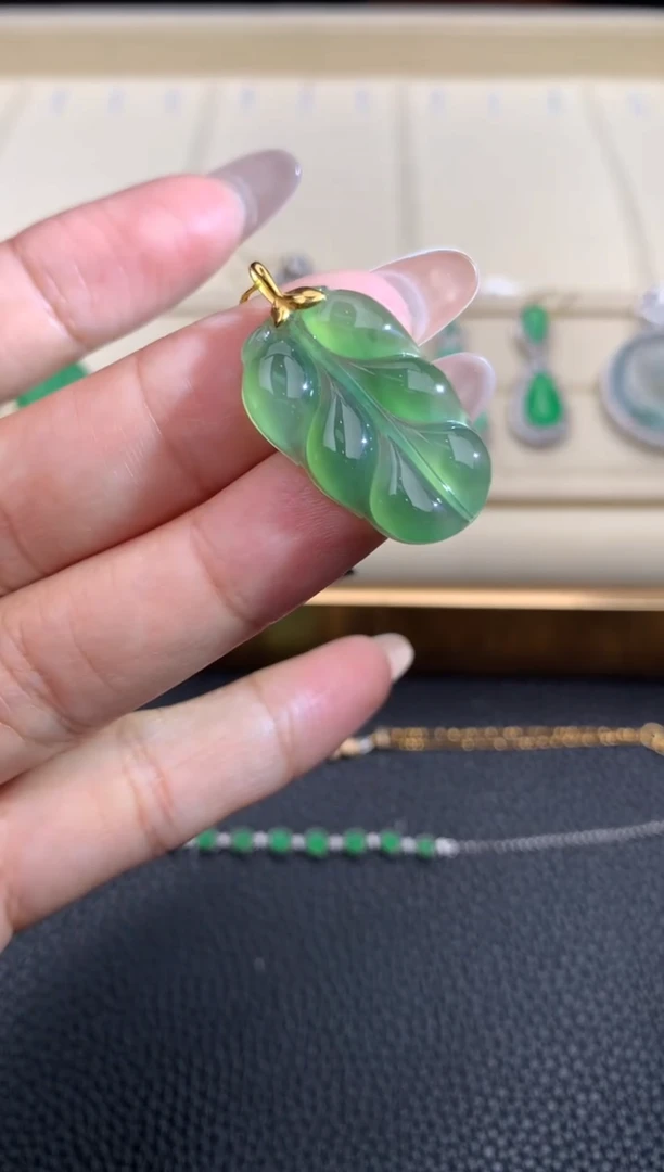 【闪购商品】翡翠颈饰18K金镶嵌R146