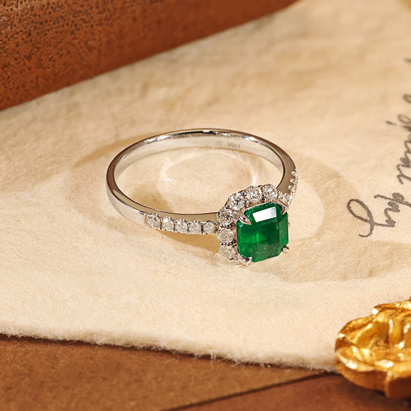 18K白金镶嵌天然祖母绿戒指