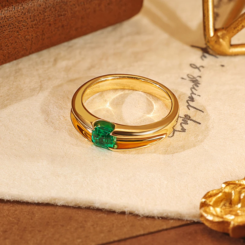 18K金镶嵌天然祖母绿戒指