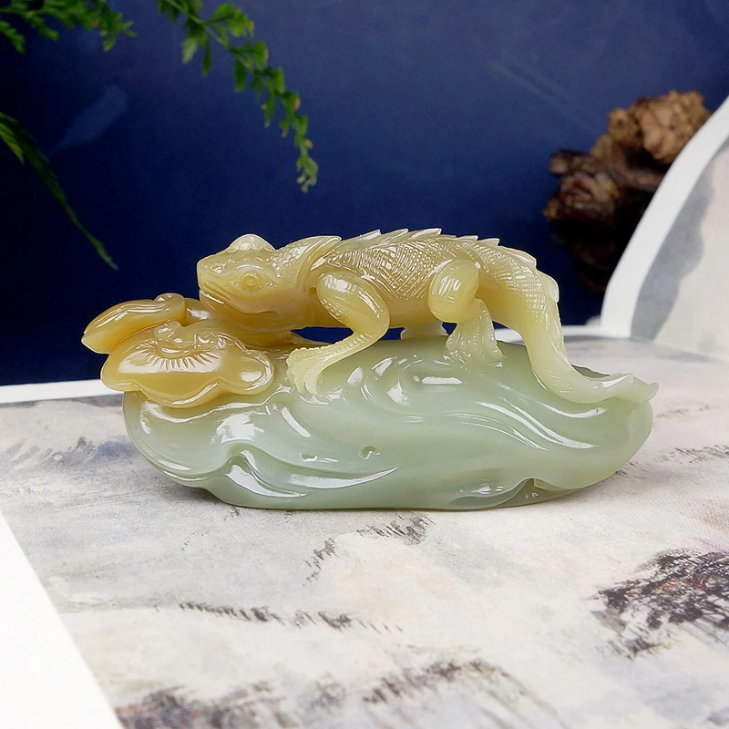 精品和田玉《抬头见喜》蜥蜴把件420