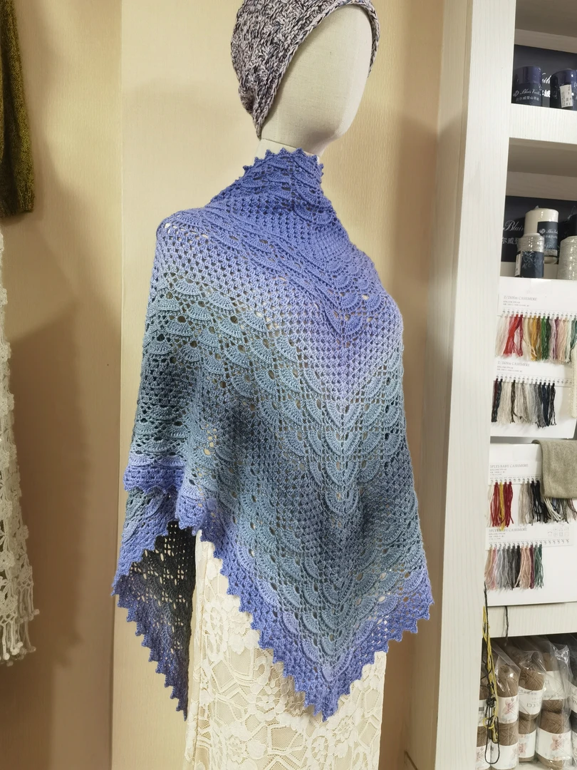 纯手工钩织  美利奴羊毛三角披肩  用线6两