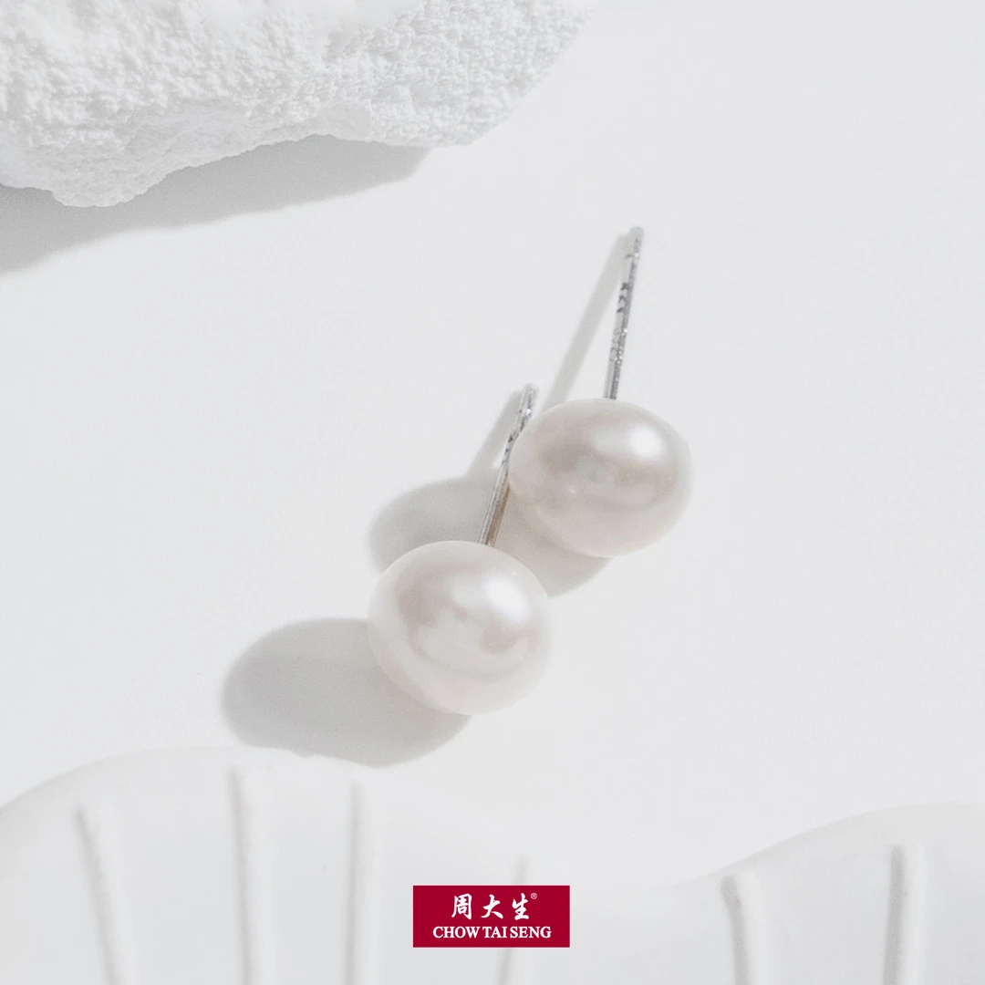 周大生 淡水珍珠耳钉约8-9mm 扁圆馒头珠 D04