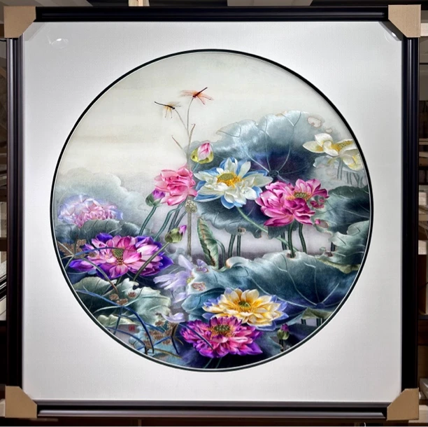 纯手工苏绣传统彩荷画芯80外框100，入户玄关走廊尽头餐厅成品绣画