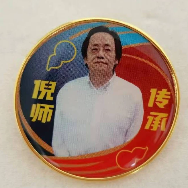 纯手工制作徽章一枚（手工制作偶有瑕疵，介意勿拍），赠送20根气泡针