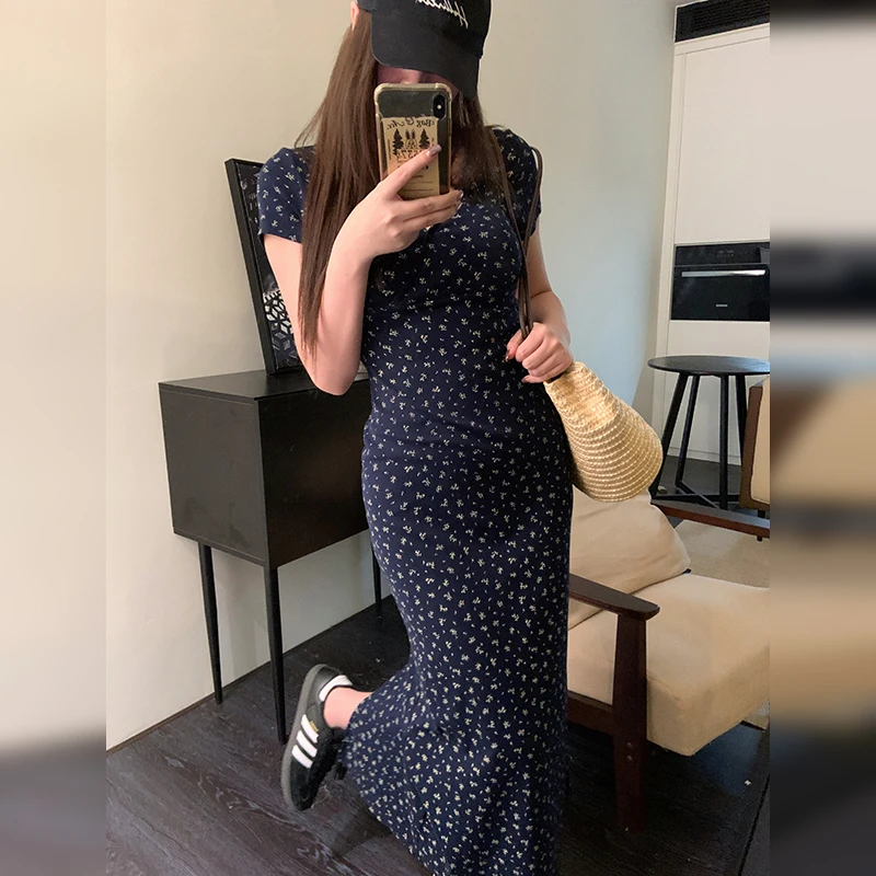 茶歇法式v领碎花连衣裙子女夏季2025年新款设计感长裙1015