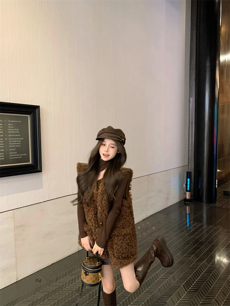 小香风穿搭设计感羊羔毛马甲短款内搭上衣高腰短皮裙气质百搭时尚