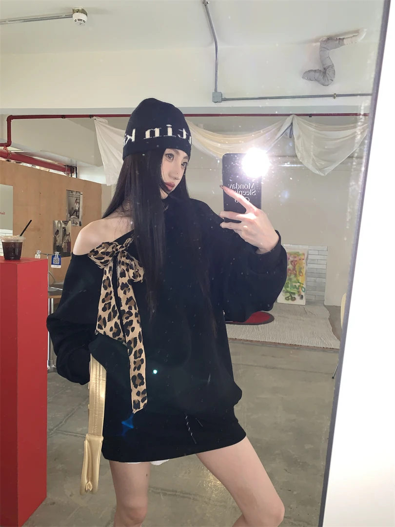 2024秋季新款设计感豹纹系带露肩圆领长袖卫衣女微喇裤子高腰短裙