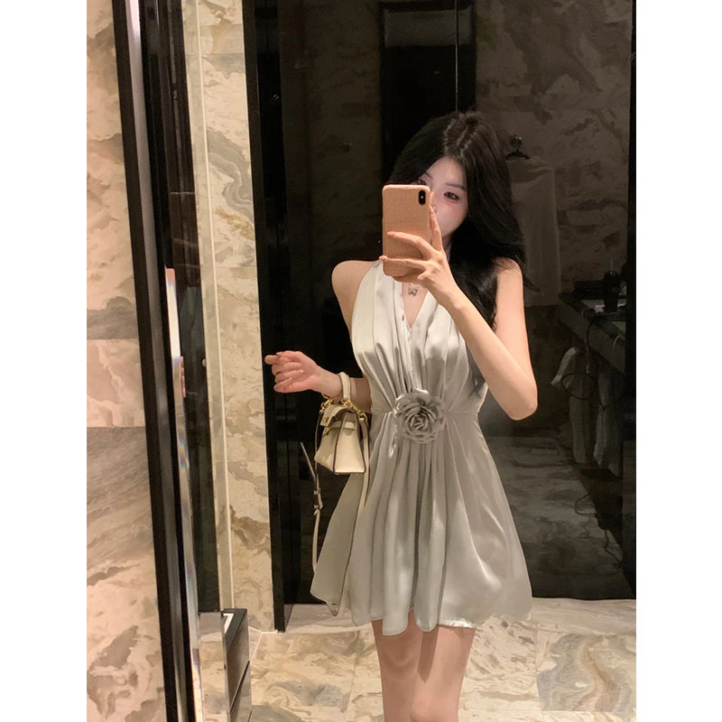 2024新款生日礼服晚会性感V领挂脖无袖缎面气质褶皱收腰连衣裙夏