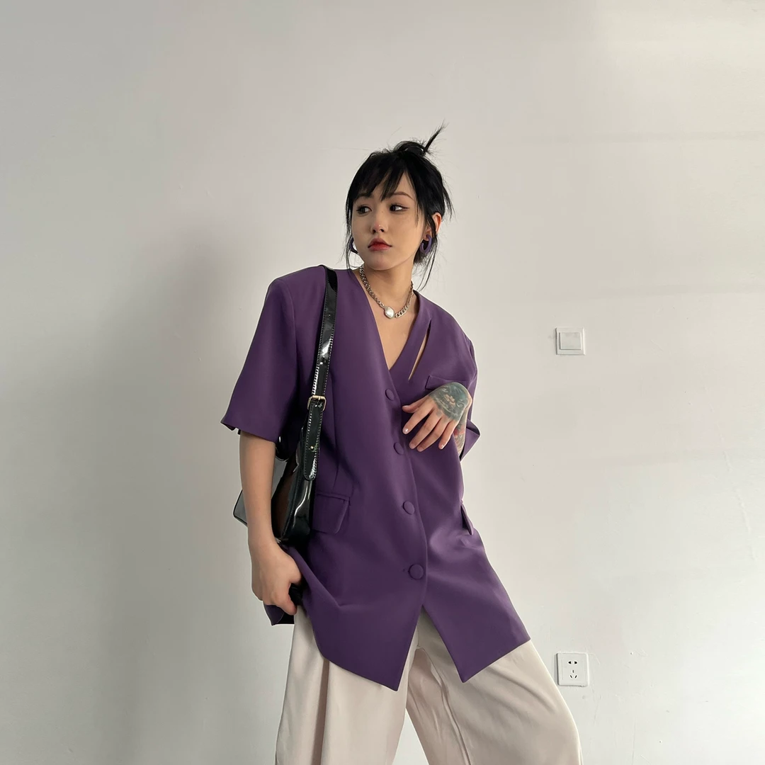 2025年夏季新款设计感小众简约V领西服小香风薄款短袖西装外套女