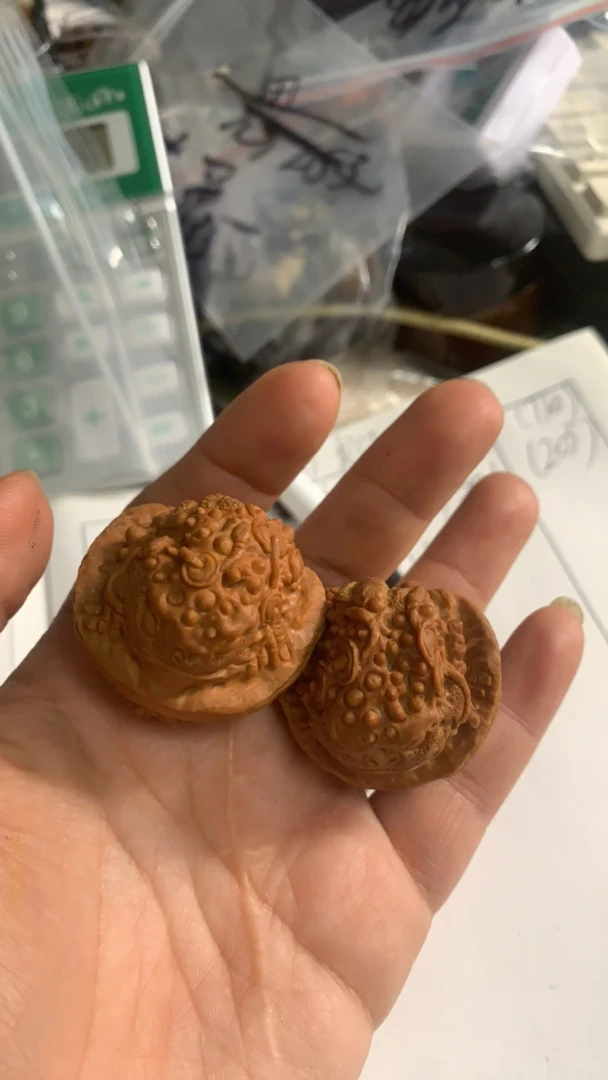 核桃精工雕刻手把件