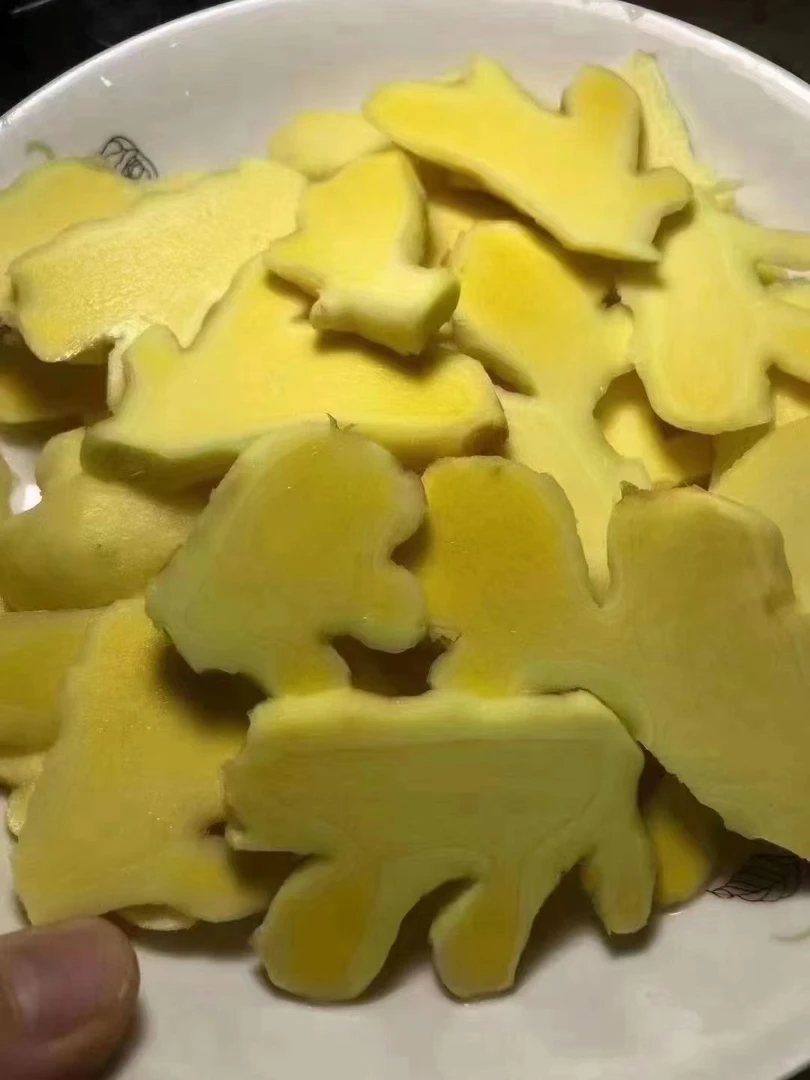 天气转凉了生姜片可以用来冲水泡脚一包一斤