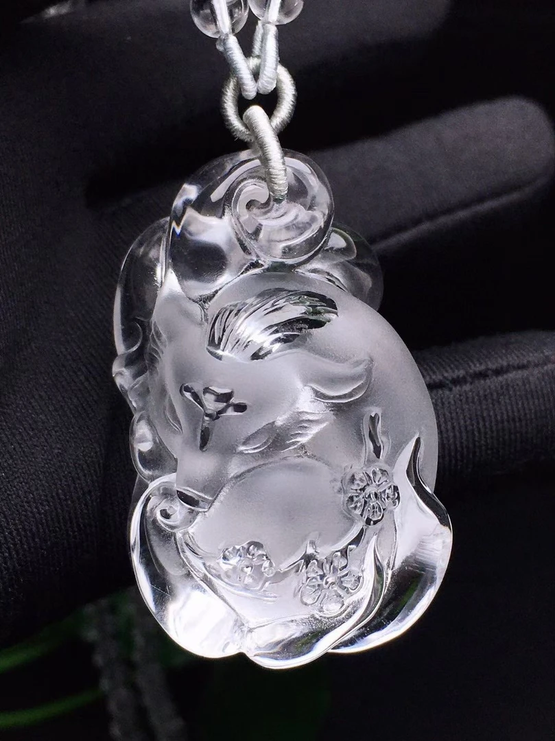 天然白水晶立体雕刻九尾狐吊坠！尺寸 ：48*30*21mm