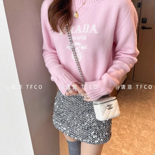 唐菲私服 高品质山羊绒 显白粉圆领提花字母图案羊绒针织衫毛衣女