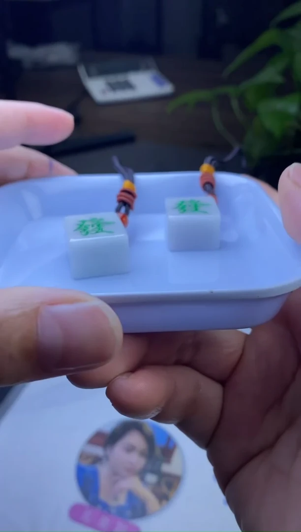 【闪购商品】翡翠挂件未镶嵌麻将多样性发一件
