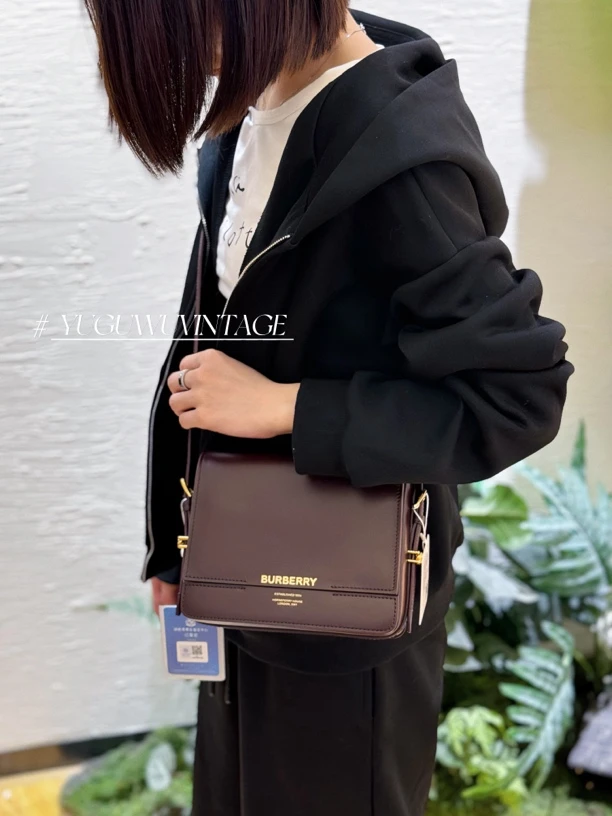 95新 BURBERRY/博柏利 御古屋/94017/酒红豆腐斜挎包
