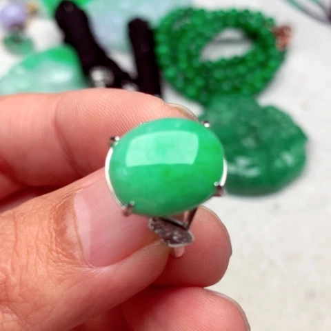 翡翠戒指未镶嵌，