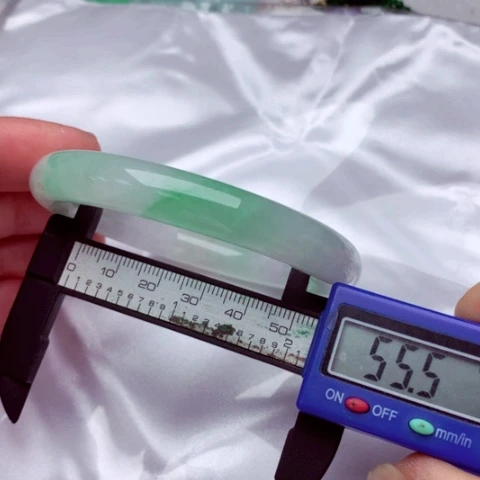 翡翠手镯未镶嵌，