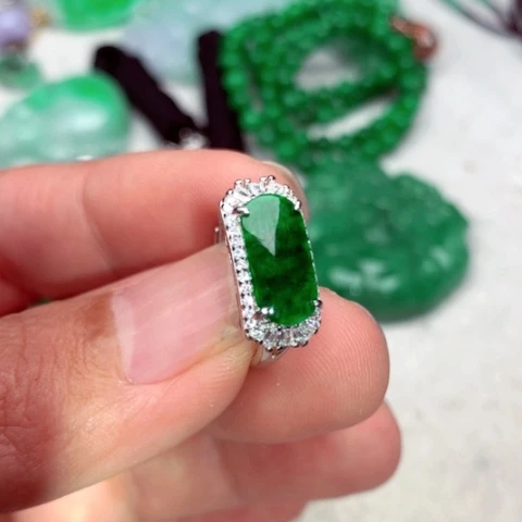 翡翠戒指未镶嵌，