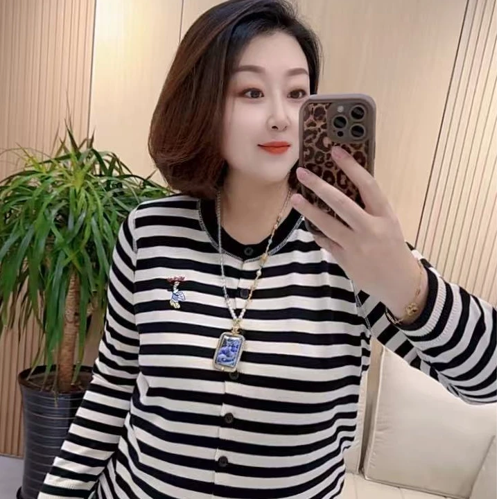 【聪姐推荐】8208圆领撞色条纹刺绣毛衣（衣长60，胸围122）