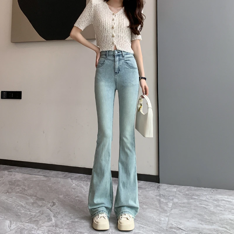艾格浅蓝色2025春季新款高腰弹力修身微喇叭牛仔裤设计感时尚百搭