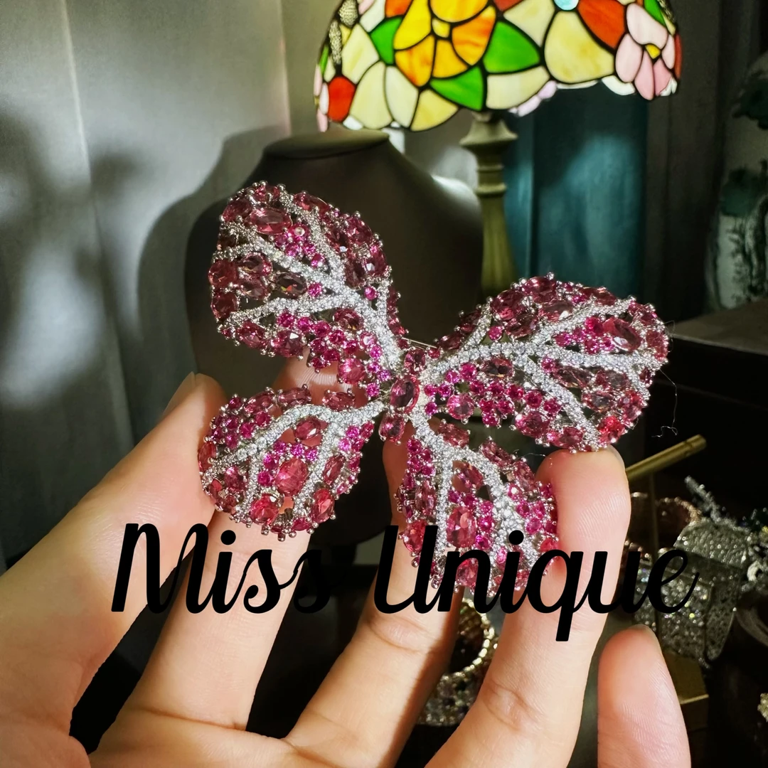 E902玫红色蝴蝶胸针