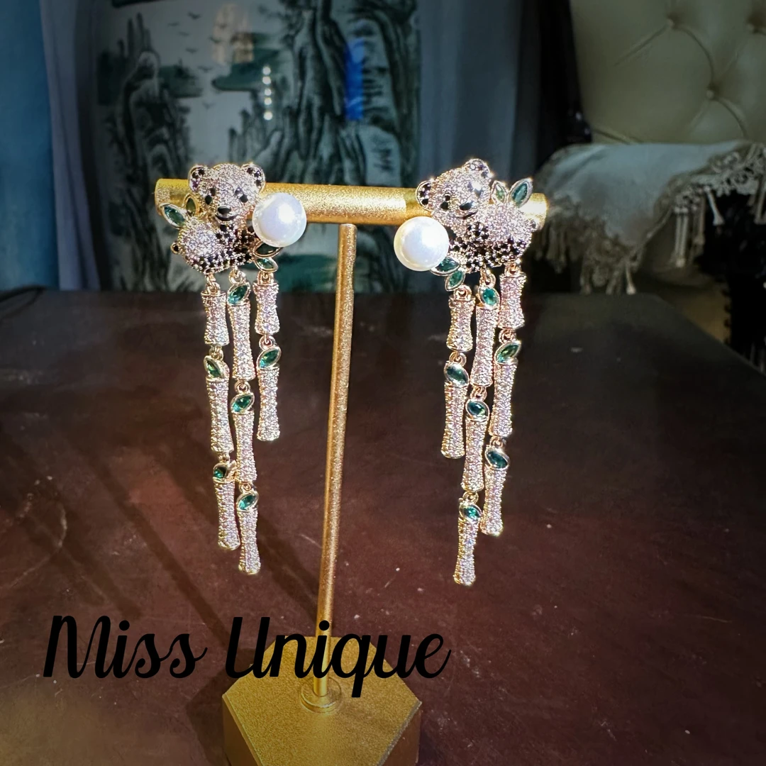 S6373金色竹节熊猫耳环