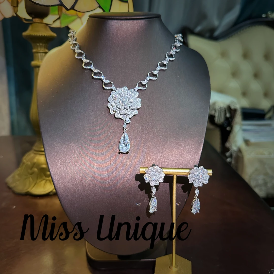 S6518白色舒伯特立体花项链套装