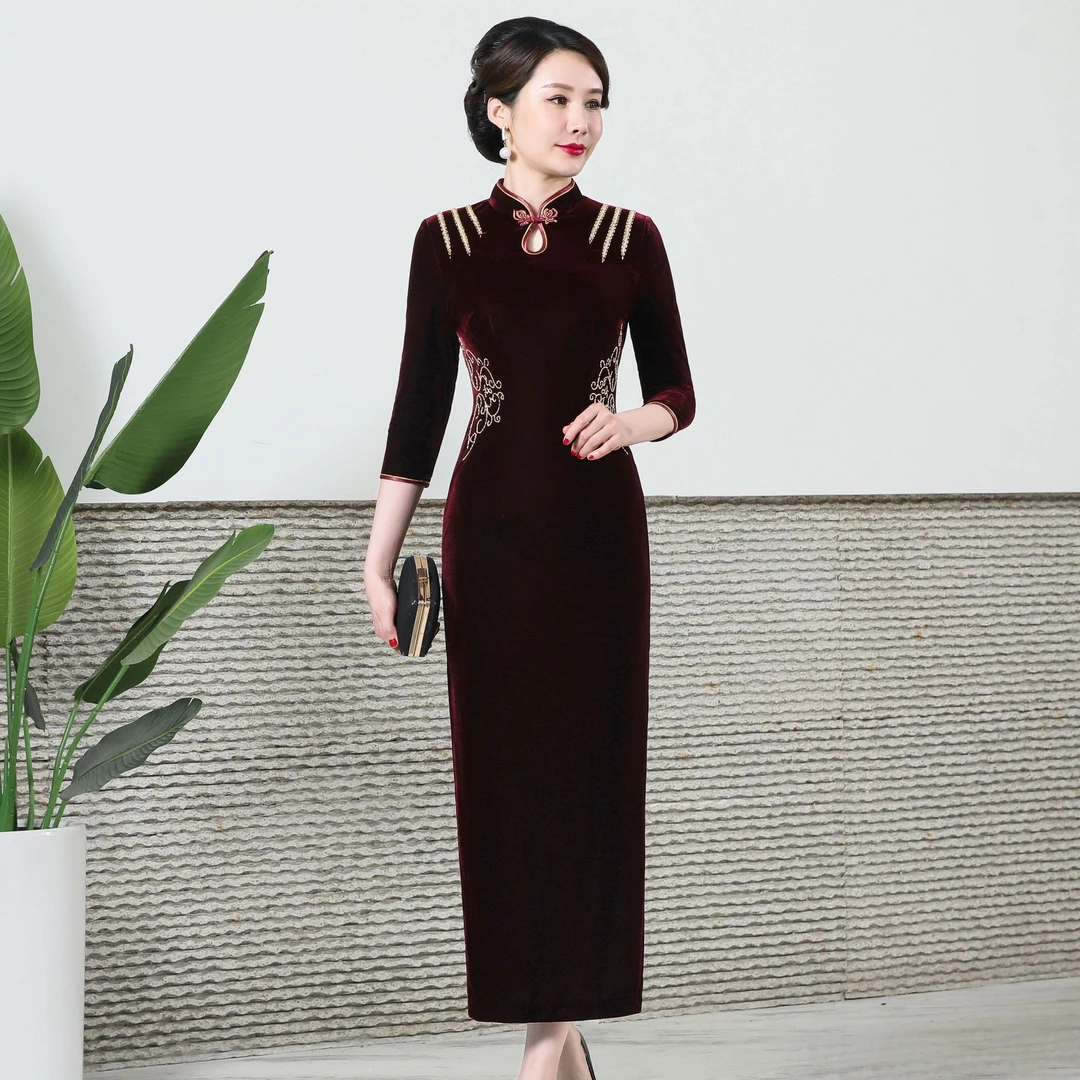 2025春装新款丝绒旗袍裙复古风改良钉珠长款修身喜婆婆婚宴装结婚