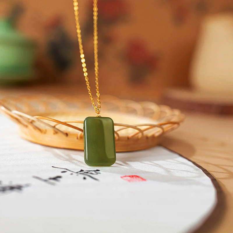 玉掌门-FL458-浓晴-18K金-镶嵌-和田玉-晴水料-平安无事牌吊坠