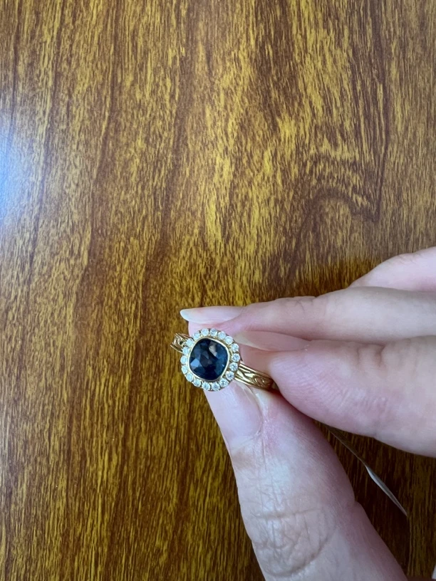 蓝宝石戒指的蓝色是属于公主的高级感