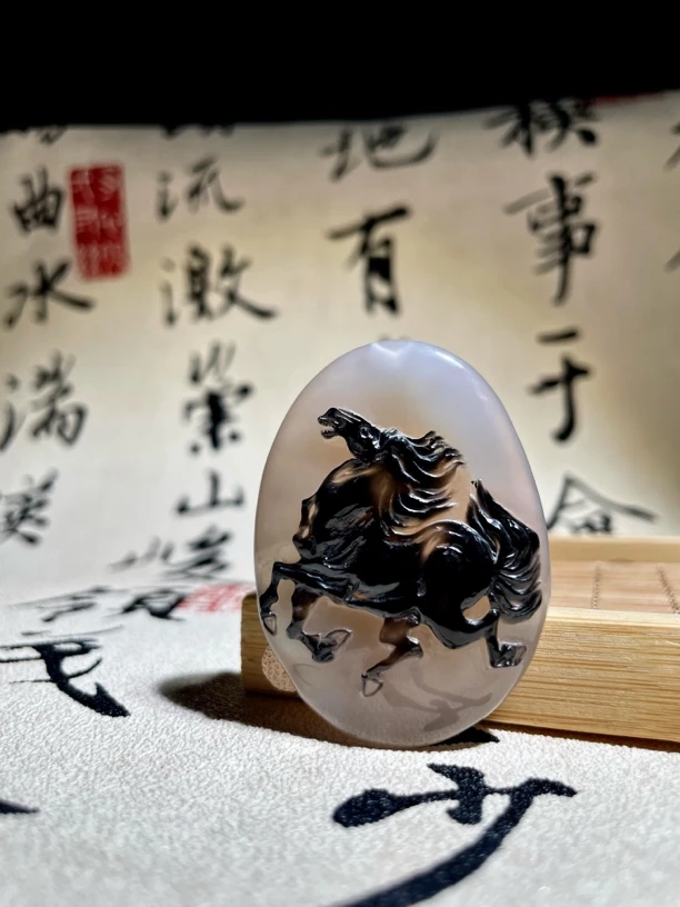 阿拉善糖心玛瑙奔腾的马吊坠