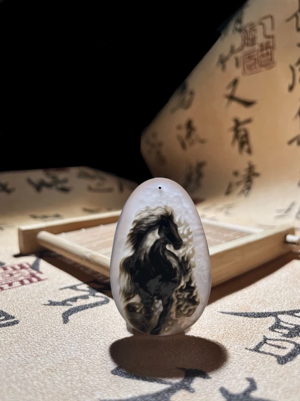 阿拉善糖心玛瑙骏马吊坠
