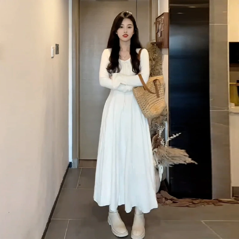 法式高级感白色长袖连衣裙女秋季新款赫本风气质收腰打底内搭长裙