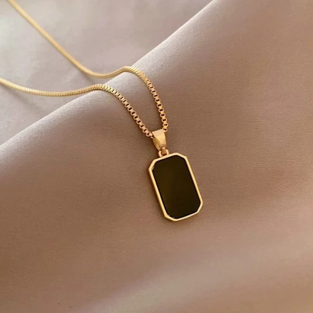 mck 铜合金项链 小黑牌项链女款高级感锁骨链小众设计感颈链配饰