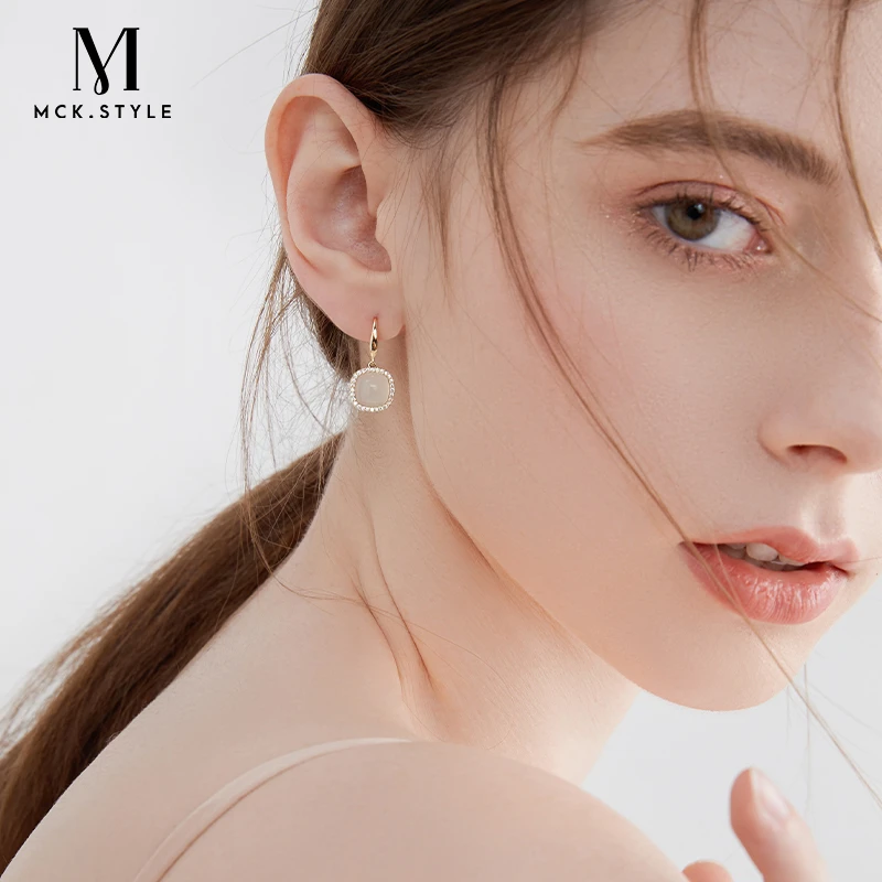 mck白色玉髓耳环法式复古轻奢小众设计感耳坠2023年新款耳饰女夏