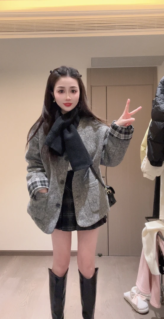 16696-配围巾款韩代拼格子袖氛围感毛尼外套