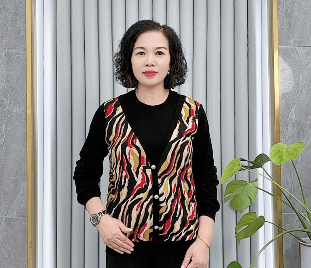 2024秋季新款时尚圆领假两件宽松遮肚洋气中老年妈妈装长袖上衣