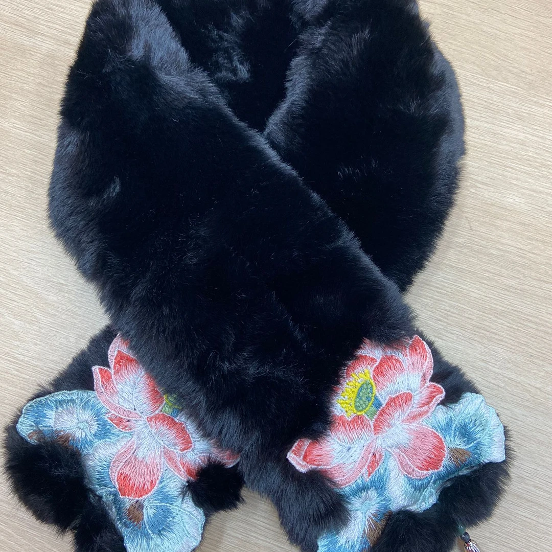 民族风绣花围巾秋冬毛绒绒加厚保暖百搭又围脖