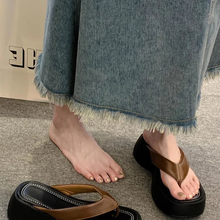 2025时尚休闲凉拖沙滩拖鞋女款夏外穿同款厚底夹脚增高人字拖