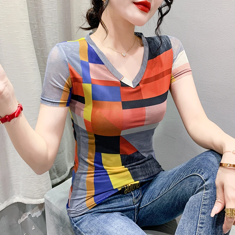 2024夏季时尚短袖T恤女网纱几何拼色印花V领修身套头洋气半袖上衣