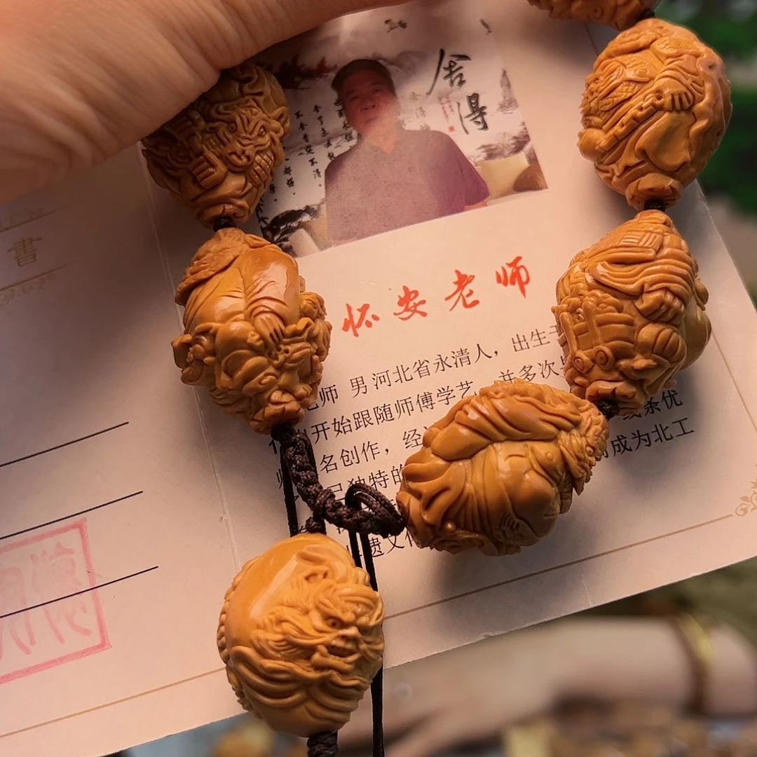 橄榄核核雕花**师橄榄核
