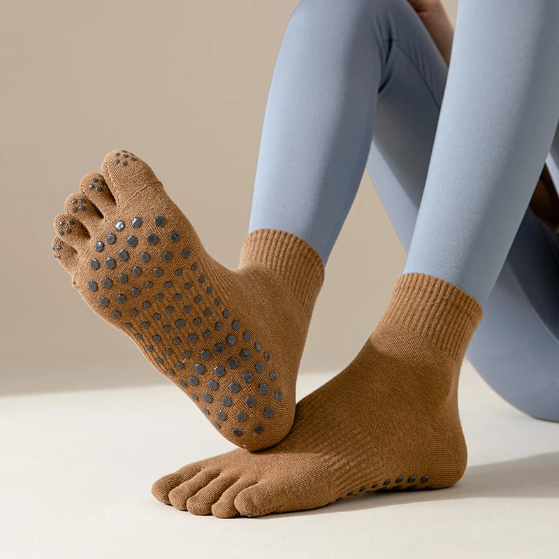 瑜伽袜子女五指袜防滑点胶不掉跟健身运动棉袜吸湿排汗分趾中筒袜