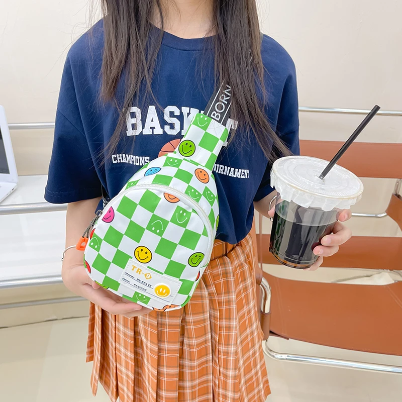 男孩女孩潮包时尚棋盘格胸包2022新款洋气儿童外出包休闲小背包