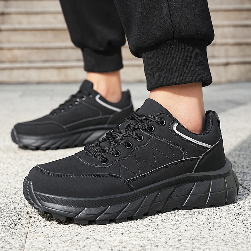 男鞋2024新款秋冬季皮面特大码46黑色运动鞋男士47加大48脚宽肥胖