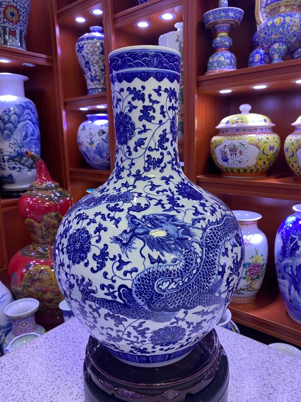 青花龙窜缠枝莲天球瓶