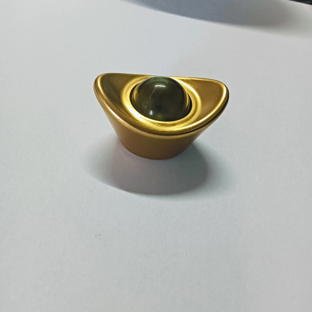 透明滚珠转运元宝，寓意：财源滚滚 ，纯洁友爱，手把件金色